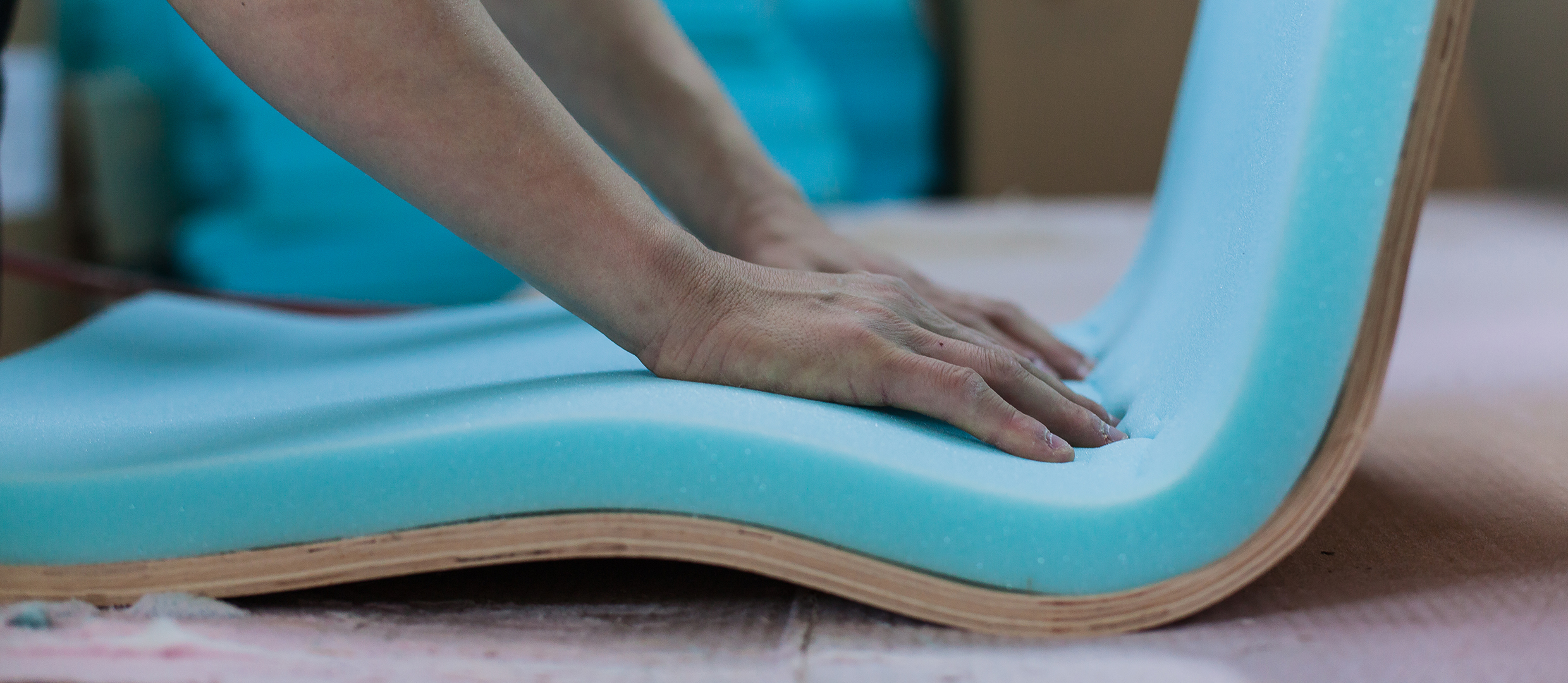 MÖBEL Passgenaues Anbringen der Polsterung